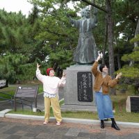 植芝盛平銅像のポーズを