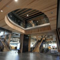 玄関入ると吹き抜けと階段