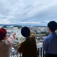 景色の案内を聞く女子たち