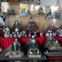 本殿の年代物の雛人形