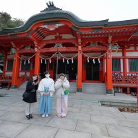 本殿前で前田智子宮司と